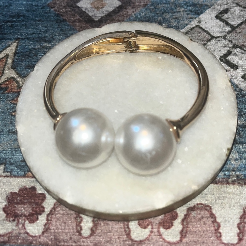 Gold bracelet with Pearl Accents